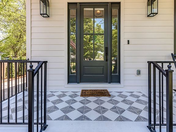 4th image of 704 W End Cir