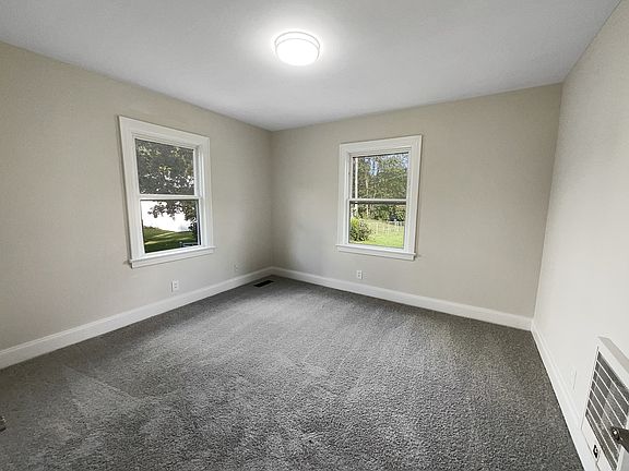 5th image of 226 E Meadow Cir