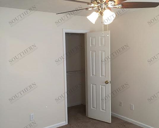 4th image of 3921 Banyan Ct #B