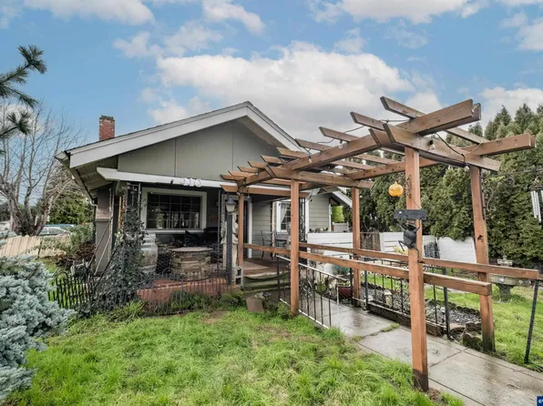 410 W B St, Lebanon, OR 97355