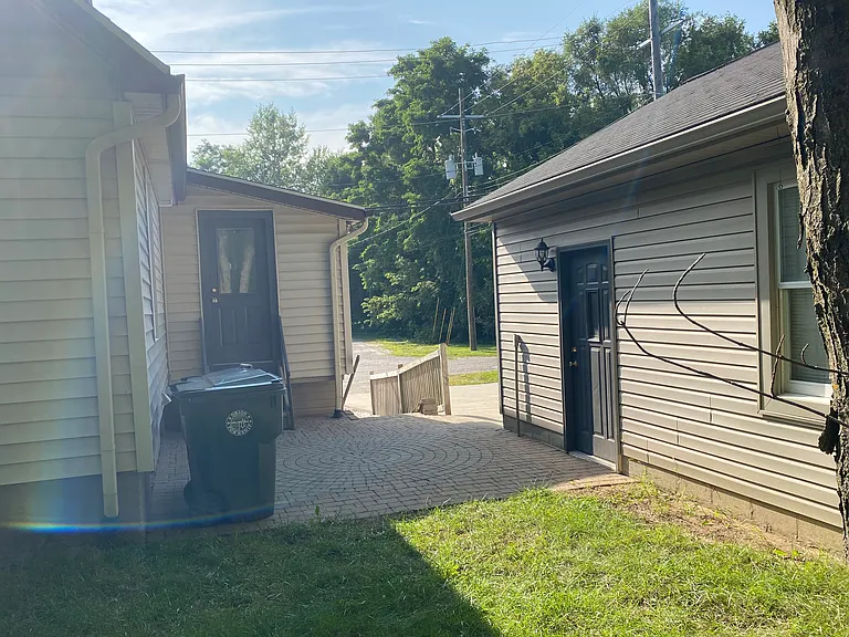 570 W Clarkston Rd — Photo 3