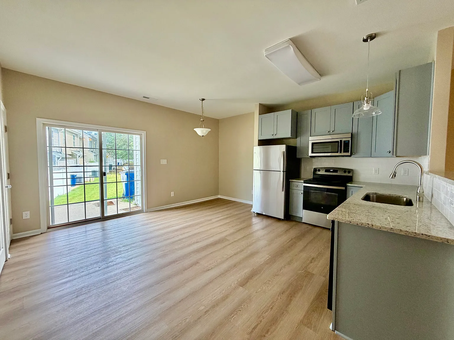3 bed, 2.5 bath, 1320 sqft, $1,600 — Photo 2