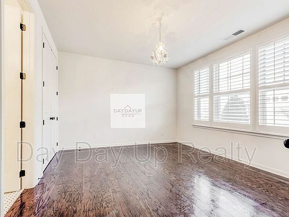 5th image of 16 Lochurst Ln