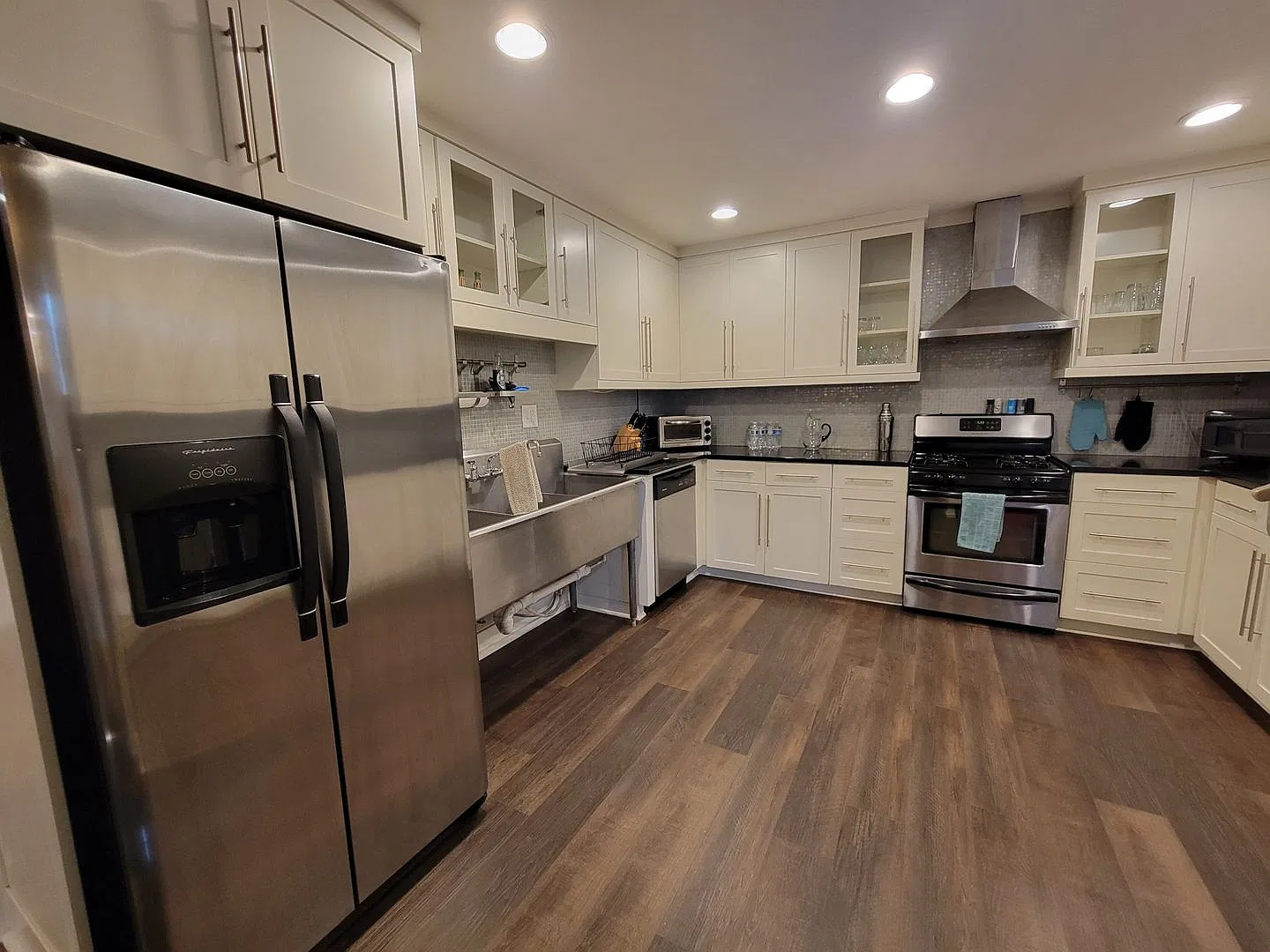 Spacious and newly renovated 3 bed 2 bath on Boulevard! — Photo 1
