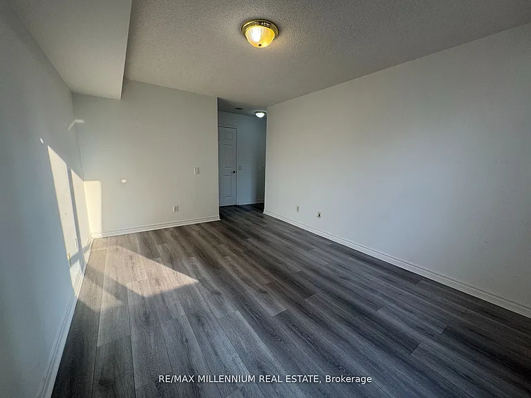 25 Kingsbridge Garden Cir #423 — Photo 22