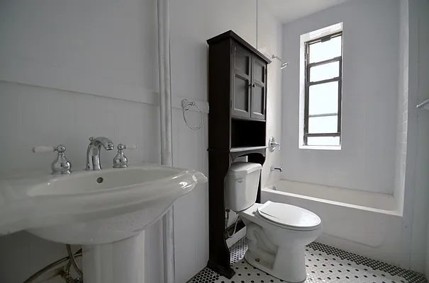 Rented by CITY SKYLINE REALTY INC | media 42