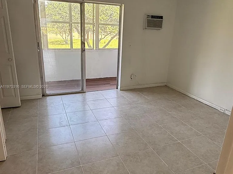 210 Canterbury Dr #1-J — Photo 9