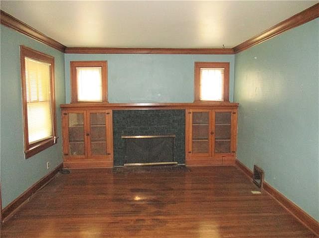 2nd image of 611 E 61st St