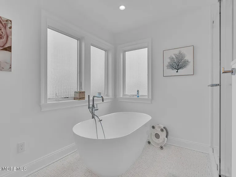 112 Sylvania Ave — Photo 38