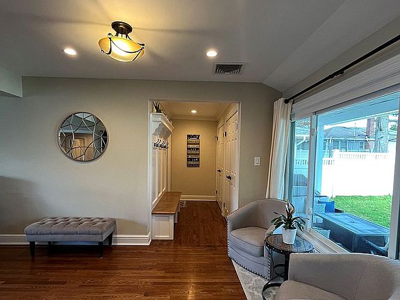 5th image of 915 Ilse Ct