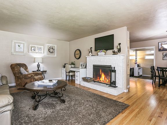 3rd image of 531 Saint Claire Dr