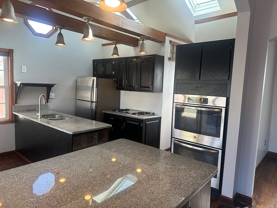 Kitchen, gas cooktop, double oven, dishwasher