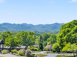 8 Nottingham Dr, Candler, NC 28715