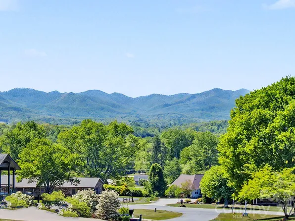 8 Nottingham Dr, Candler, NC 28715