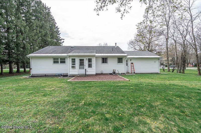 4th image of 933 Riverview Road