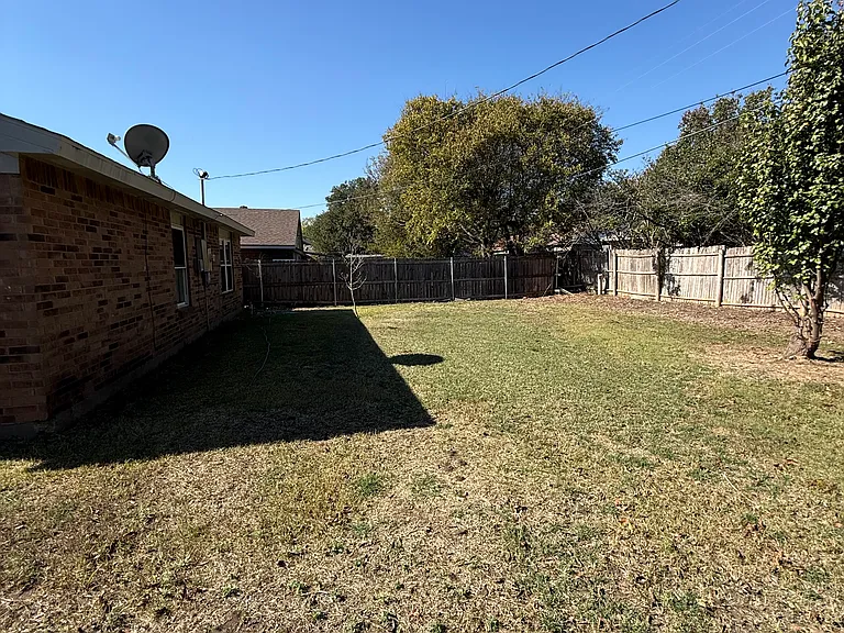 125 London Ln — Photo 15