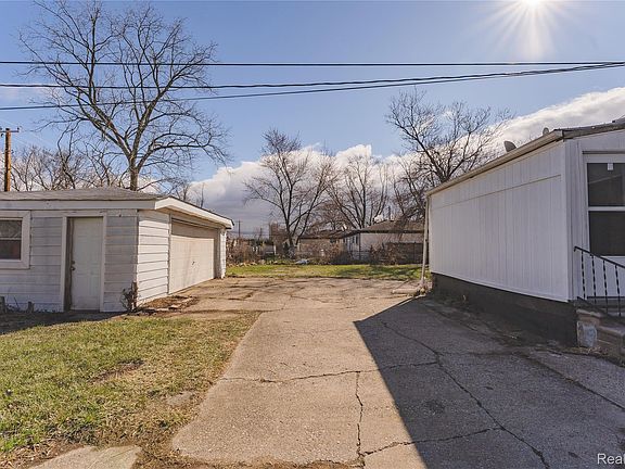 5th image of 31756 Palmer Rd