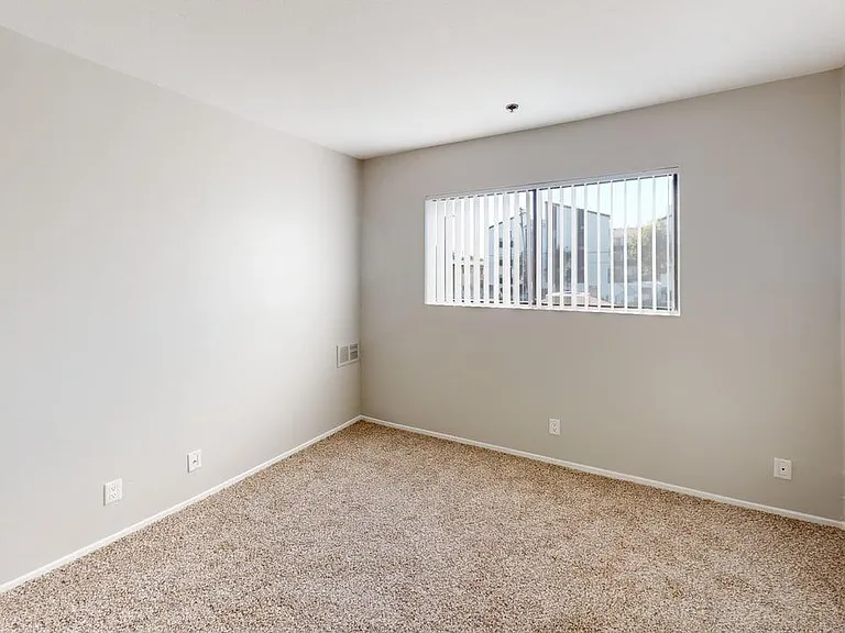 Chateau Emelita Apartments — Photo 7