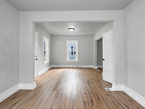 5th image of 727 E Calumet St