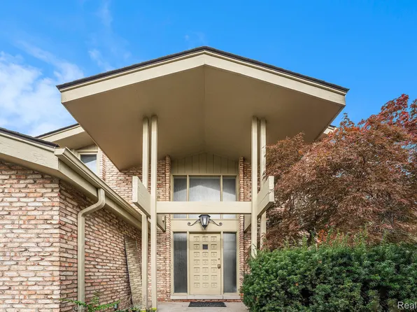 2189 Colony Club Ct, West Bloomfield, MI 48322