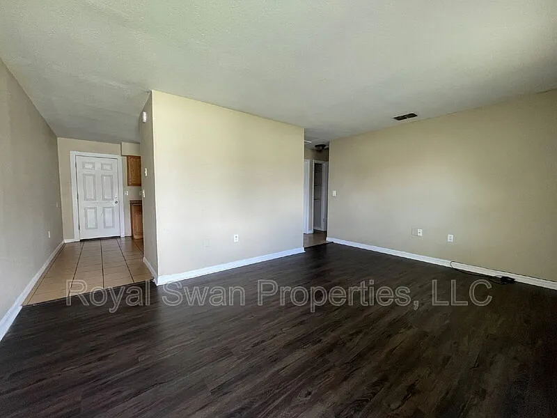 2 bed, 1.0 bath, 775 sqft, $1,095 — Photo 2