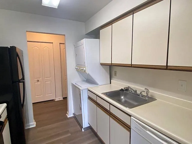 8601 Falls Run Rd #I — Photo 22
