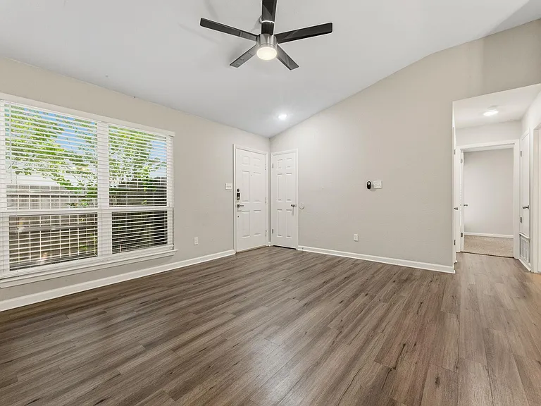 2302 Fuzz Fairway #B — Photo 2