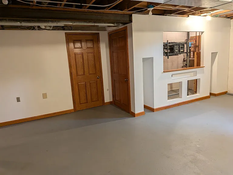 704 E West St — Photo 24