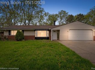 2479 Ivanhoe Dr, West Bloomfield, MI 48324