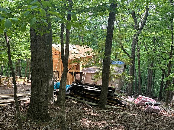 2nd image of 142 Chestnut Oak Point