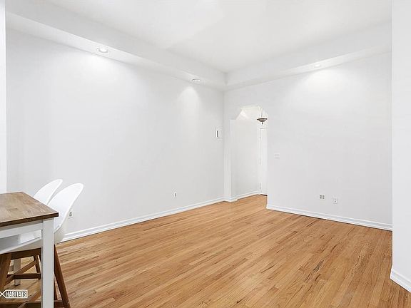 3rd image of 140 W 69th St APT 59A