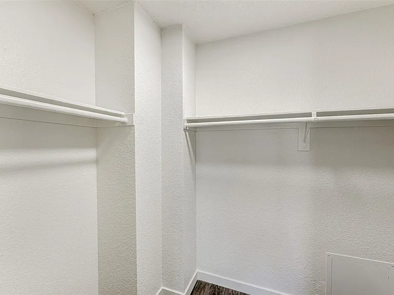 River House Apartments — Photo 19