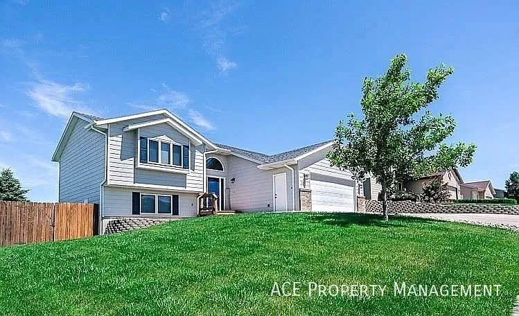 112 Viking Dr — Photo 2