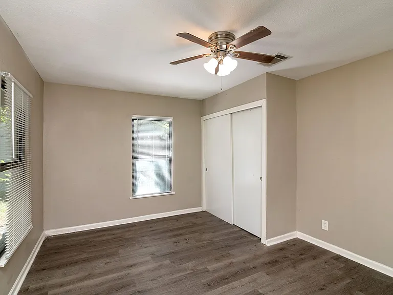 207 Hackberry St — Photo 15