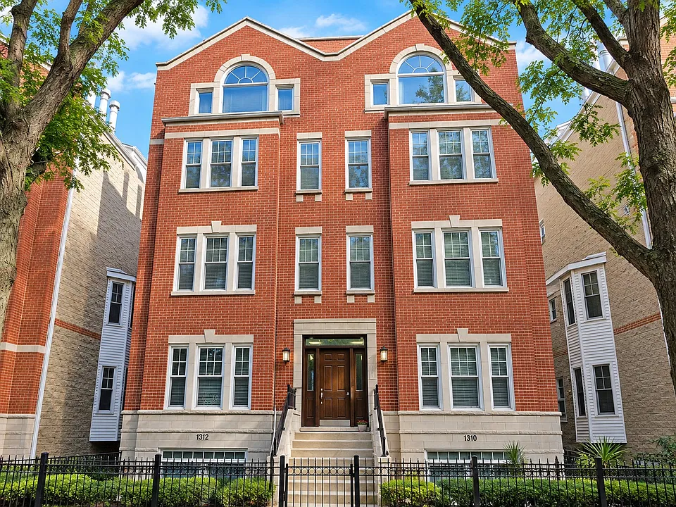 1310 W Fletcher St #2E