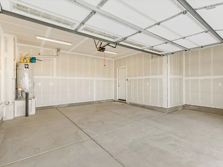 2261 Shady Canyon Dr — Photo 32