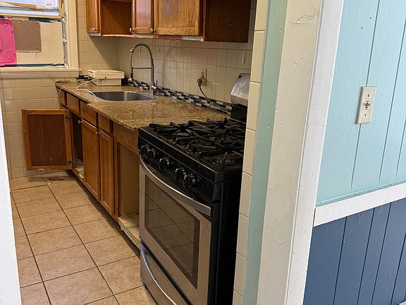 5th image of 107 Sylvian St Floor 1
