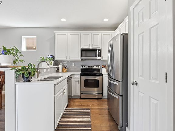 4th image of 3416 SE Alexander St