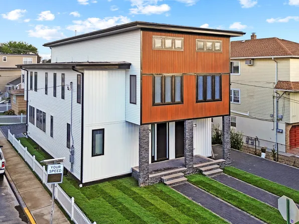 778 7th St #B, Secaucus, NJ 07094