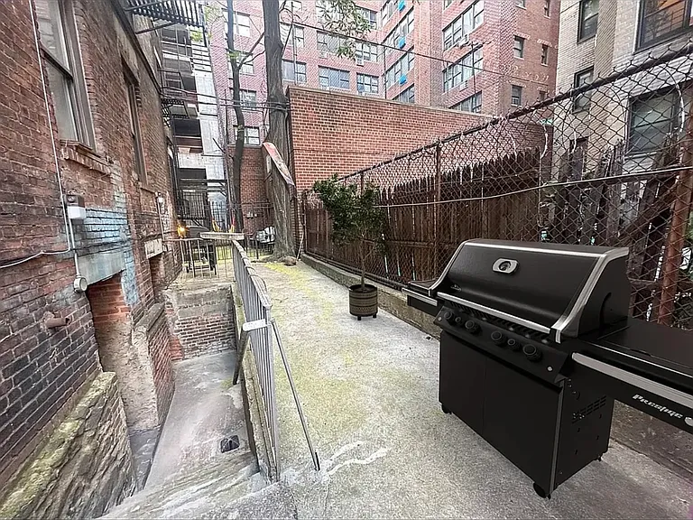205 E 14th St #D — Photo 9