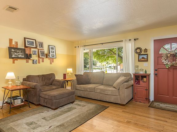3rd image of 2932 Larkspur St