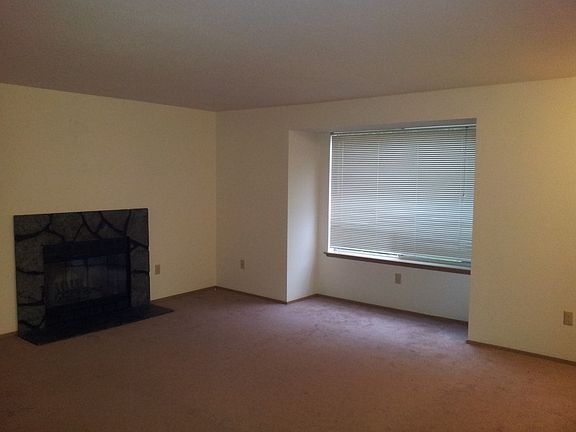 Living room w/ fire place