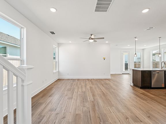 5th image of 1112 Yaupon Holly Dr