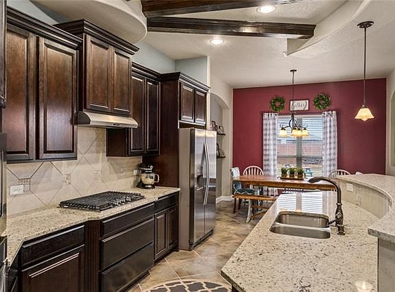 5th image of 806 Dewitt Dr