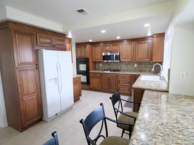 25051 Amberwood — Photo 21