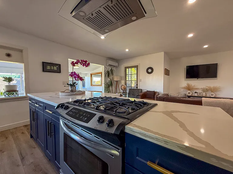 6744 Mulholland Dr — Photo 9
