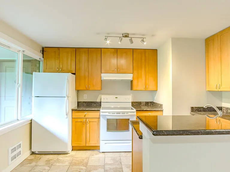 2211 Franklin Ave E — Photo 8