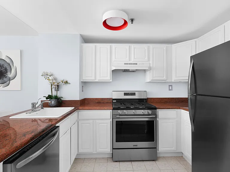629 Warren St #1 — Photo 3