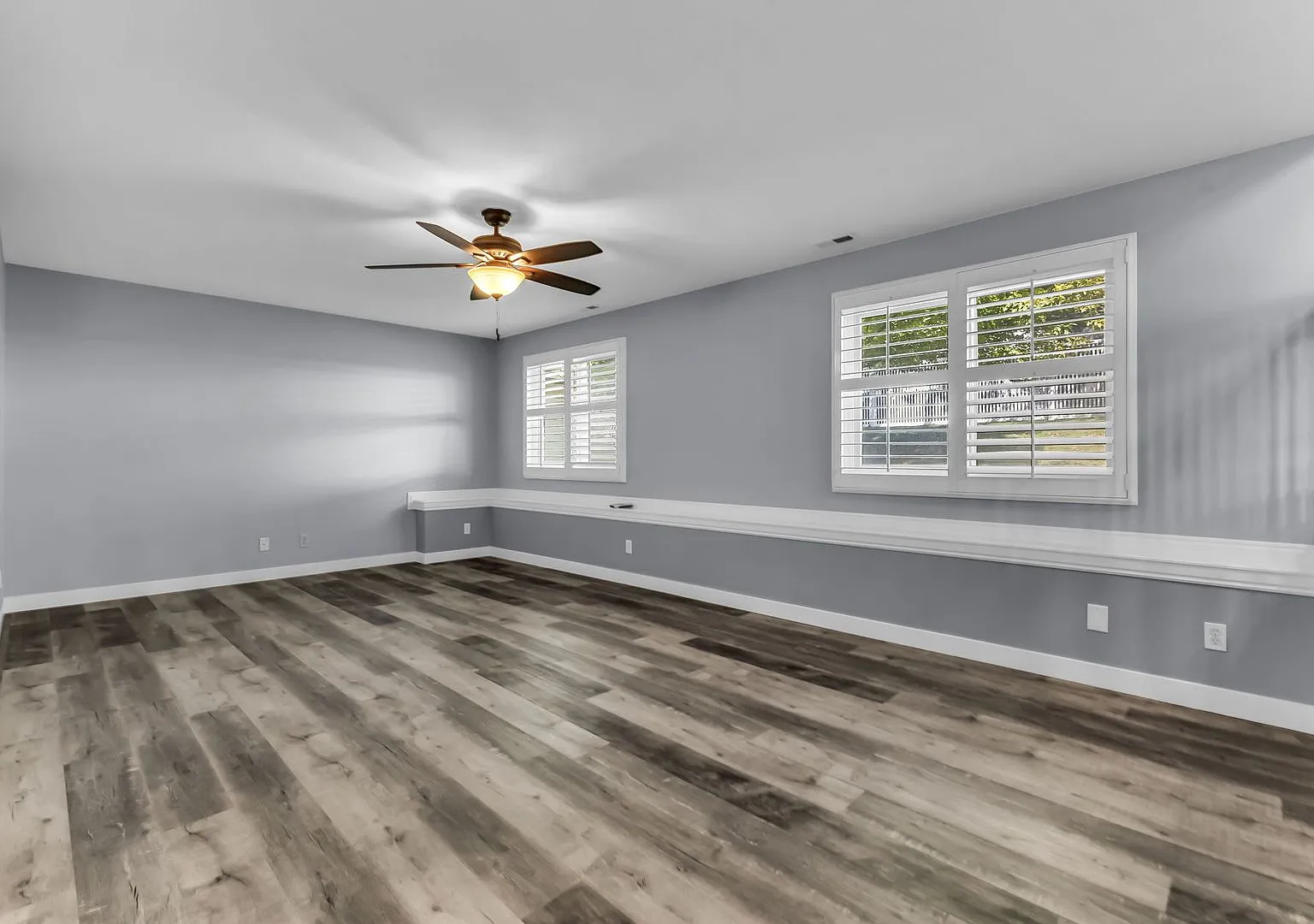 Spacious Multi-Level Layton Home with Fenced Yard & Modern Finishes — Photo 2