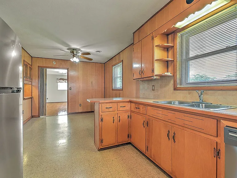 208 Hogan Ave — Photo 5